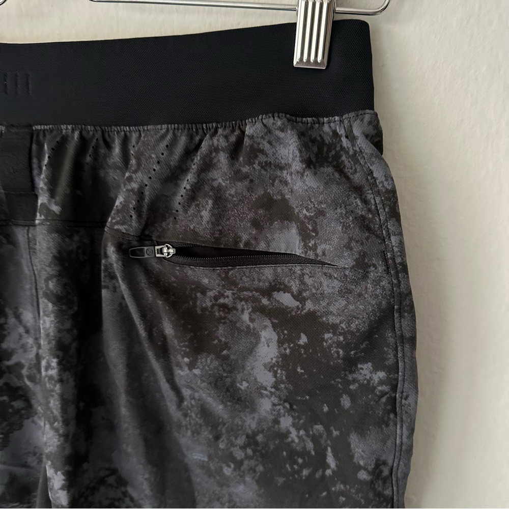 Lululemon License to Train Short 7" *Lined
Tactile Print Anchor Black Small - Picture 14 of 14